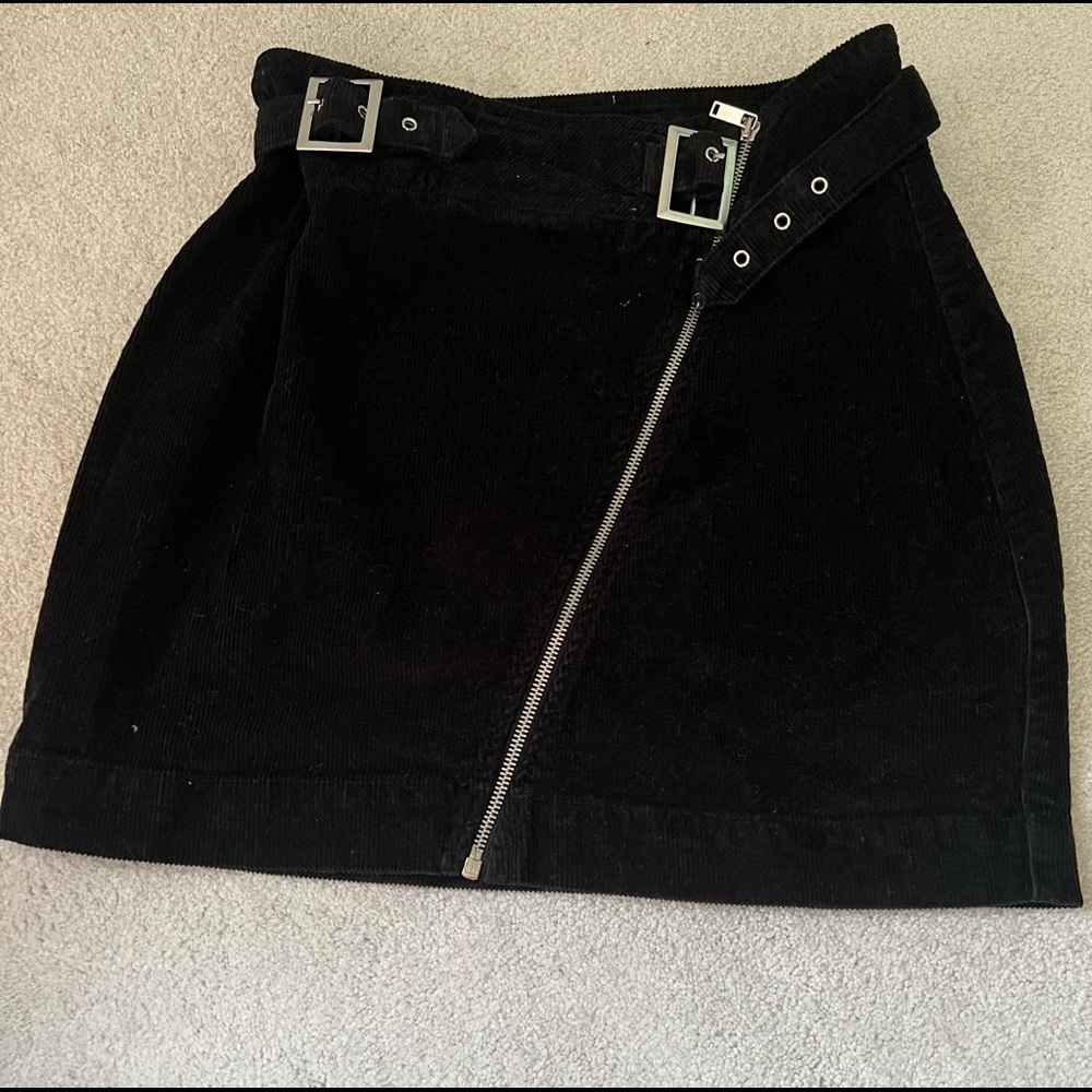 Urban Outfitters / Black / Size SM